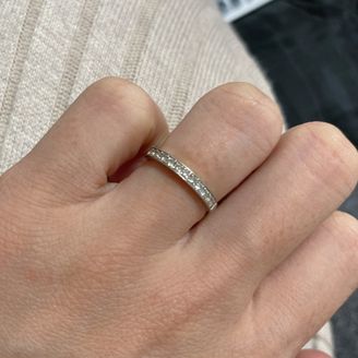 【KIRAT(キラット)】の口コミ 指輪全体にダイアが埋め込まれてるところ。リング部分は後ろが細くなってい...