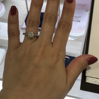 【Fred(フレッド)】の口コミ ダイヤモンドが真ん中にあり、それを取り巻くように指輪のアームがねじりで...