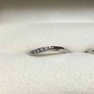 【青い鳥】の口コミ 少しカーブしていて、小粒の宝石が並んでいるのが可愛く、一目惚れで購入し...