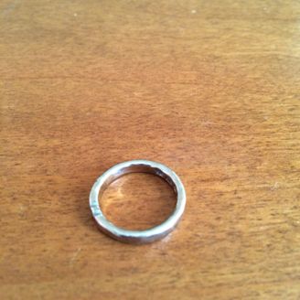 【市松】の口コミ この指輪は職人の方がオーダーを受けてから一本の地金を何回も何回も打ち、...