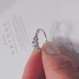 【infinitylove(インフィニティラヴ)】の口コミ 華やかでダイヤモンドの輝きが目を引くデザインです。試着して鏡で見たとき...