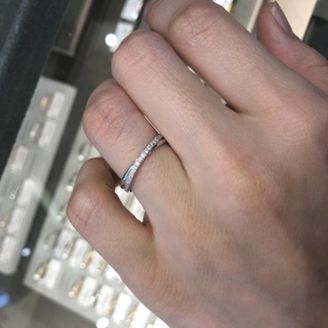 【バーニーズニューヨーク(BARNEYS NEW YORK)】の口コミ ラインがクロスした様なデザインになっておりスタイリッシュで格好いいと感...