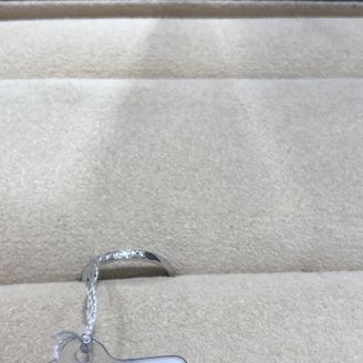 【KIRIYA BRIDAL(宝石の桐屋)】の口コミ 丸みのあるプラチナ素材の指輪で、真ん中部分にダイヤが埋め込まれている、...