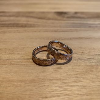 【HEART ISLAND(ハートアイランド)】の口コミ 彫りのリングを探していたので、私たちのイメージに合うものを見せていただ...