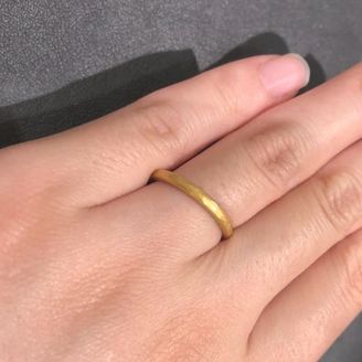 【MALCOLM BETTS(マルコムベッツ)】の口コミ 肌の馴染みが良く上品な色合いのゴールドがとても気に入りました。プラチナ...