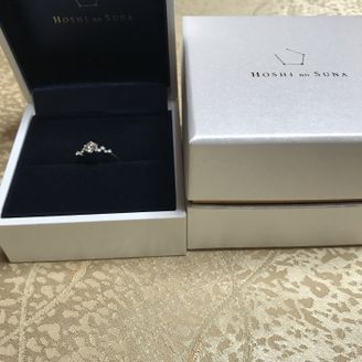 【HOSHI no SUNA 星の砂(ほしのすな)】の口コミ 婚約指輪は大きめのダイヤが付いていて派手というイメージでしたが、仕事が...