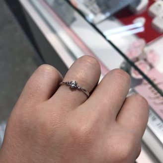 【ジュエリーKANDA】の口コミ プラチナ950でセンターに大きなダイヤモンドがあり、両サイドにはピンク...