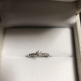 【SONARE(ソナーレ)】の口コミ 婚約指輪と結婚指輪で重ね付けしている写真をみてから、重ね付けできるデザ...