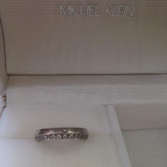 【ミシェルクラン(MICHEL KLEIN)】の口コミ 指輪の幅の半分がエタニティになっていて、もう半分はメレダイヤが１つだけ...