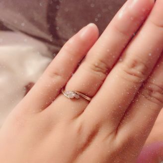 【Gabi Tolkowsky(ガビ・トルコフスキー)】の口コミ 価格は少し高めだがシンプルで女性らしいデザインに惹かれ、他の指輪も試着...