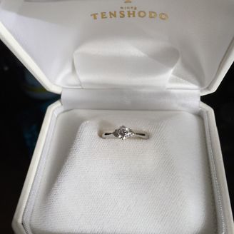 【天賞堂】の口コミ ダイヤモンドの質が良く、光がない暗いところでもキラキラ輝いて見えるカッ...