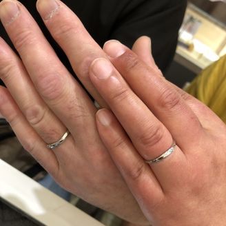 【SWEET BLUE DIAMOND(スウィートブルーダイヤモンド)】の口コミ 曲線なシンプルなデザインですがお互いに気に入り購入致しました。　価格帯...