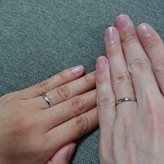 【insembre(インセンブレ)】の口コミ 指輪デザインについて
男性にも女性にも合うキレイな曲線でありつつ、どこ...