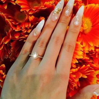 【Bijoude(ビジュード)】の口コミ 通常の婚約指輪 たて爪の婚約指輪ではなく、
全体がキラキラする指輪が希...