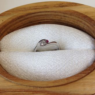 【しなの】の口コミ 彼が私に似合うと思って選んでくれました。
「鶴」をモチーフにしており、...