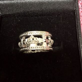 【Justin Davis Bridal(ジャスティンデイビスブライダル)】の口コミ ごつめの存在感があり、華奢すぎず、カジュアルな普段着に合うデザインが購...