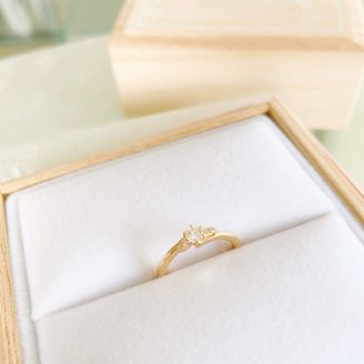 【KATATi(カタチ)】の口コミ 婚約指輪と結婚指輪を重ねて付けたかったので、婚約指輪のダイヤモンドは小...
