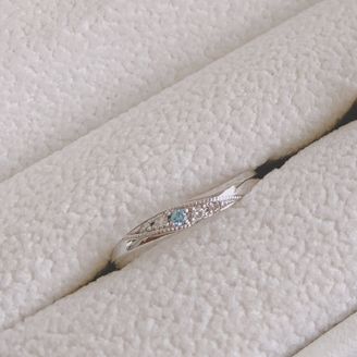 【SWEET BLUE DIAMOND(スウィートブルーダイヤモンド)】の口コミ 人と被らないような指輪を探していました。
その時、このブルーダイヤモン...