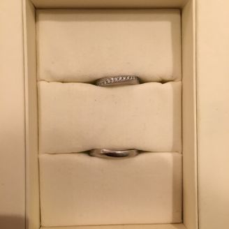 【Dolfani(ドルファーニ )】の口コミ まずデザインですが、主人はシンプルなものが希望でした。
私はダイヤ入り...