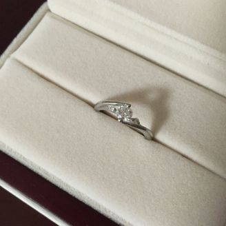 【COLANY(コラニー)】の口コミ 婚約指輪らしく一粒が大きい指輪を探していましたが、価格も高いものが多い...