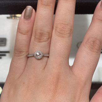 【hum(ハム)】の口コミ アンティーク感あるデザインで、石の存在感もあり細やかな彫りがとても華や...