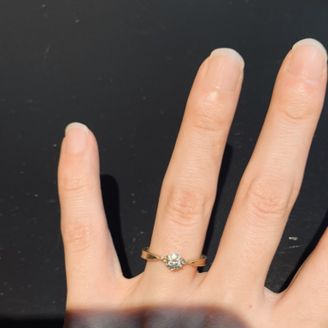 【Bizoux(ビズー)】の口コミ 両脇のメレダイヤが小粒で、センターダイヤに近いデザインのため、センター...