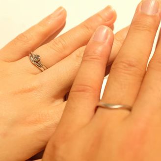 【blue door(ブルードア)】の口コミ 指が短く太めなので、指輪をつけたときに指がすっきりと見える形の指輪を探...