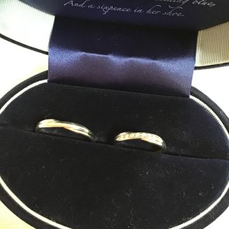 【Something Blue(サムシングブルー)】の口コミ 指輪、軽いのでつけ心地がとても良いです。プラチナはやはり輝きが美しい。...