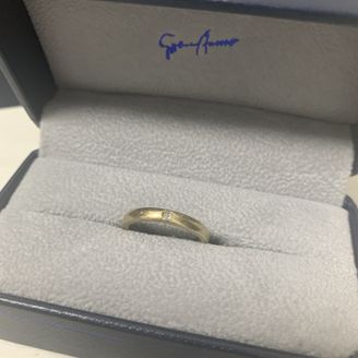 【Sirena Azzurro(セイレーン アズーロ)】の口コミ 普段つける時計に合わせて、ゴールドに絞って指輪を選びました。中央に一粒...