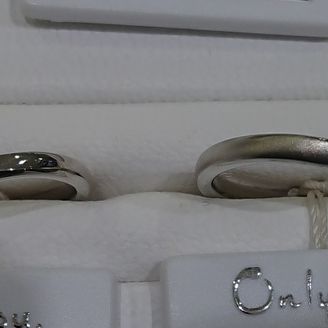 【Only You(オンリーユー)】の口コミ U？V？字のラインが美しく、指をすっきり見せてくれます。メンズの指輪も...