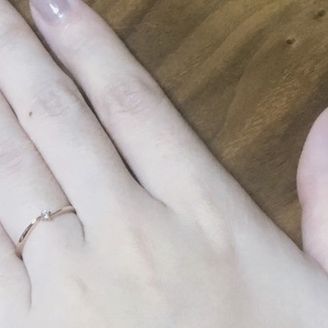 【SCARABE(スカラベ)】の口コミ 仕事中でもつけられるシンプルなものを探していましたので、一粒ダイヤにウ...