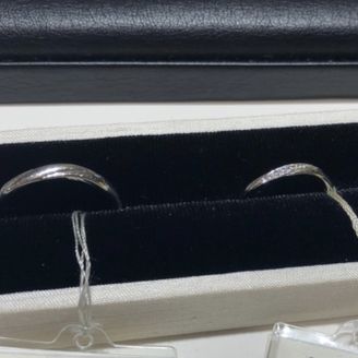 【LUCIR-K(ルシルケイ)】の口コミ フラットな形をしていますが、指輪の表面にダイヤが斜めにあしらわれていま...