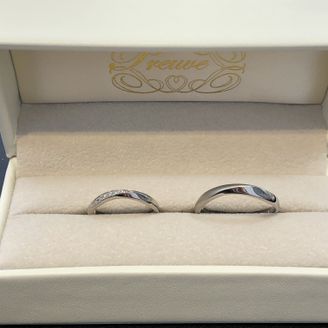 【Preuve(プルーヴ)】の口コミ 男性用は艶消しに重厚感を感じた。女性用はウェーブがかかって石も入ってい...