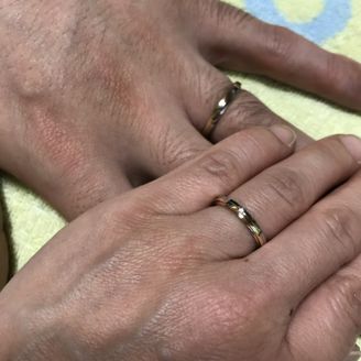 【Romantic Blue(ロマンティックブルー)】の口コミ ゴールドとプラチナの2色使いの指輪が珍しいと思い購入。プラチナ一色がご...