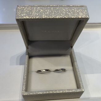 【SONARE(ソナーレ)】の口コミ ダイヤは3石、ダイヤの周りにはミル打ちがしてありました。初め、ミル打ち...