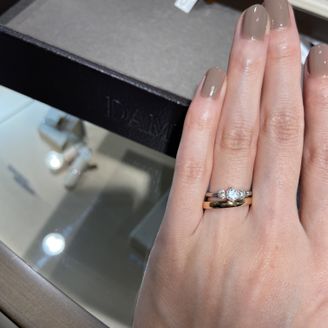 【DAMIANI(ダミアーニ)】の口コミ ゴールドのマリッジリングです。大変シンプルでエンゲージリングの輝きを引...