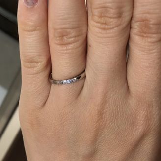 【MIKIMOTO(ミキモト)】の口コミ ミキモトのストレートでダイアモンドが3石ついたデザインの指輪を試着させ...