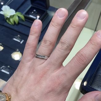 【ROYAL ASSCHER(ロイヤル・アッシャー)】の口コミ ロイヤルアッシャーのロゴ入り指輪です。まず、着け心地は中々良かったです...