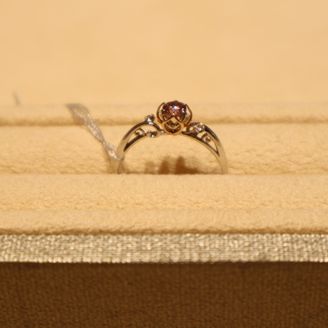 【TOMIYA(トミヤ)】の口コミ 横から見ると透かし模様の部分がすごく可愛いです。ダイヤを止める爪の部分...