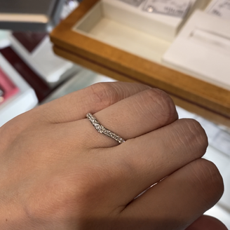 【ROYAL ASSCHER(ロイヤル・アッシャー)】の口コミ ハーフエタニティタイプの結婚指輪を探していました。幅もしっかりあり、フ...