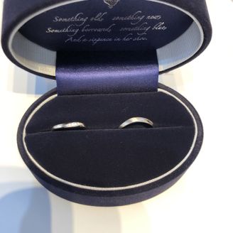 【Something Blue(サムシングブルー)】の口コミ ウェーブのデザインがとてもきれいだったのでこの指輪にしました。指輪の内...