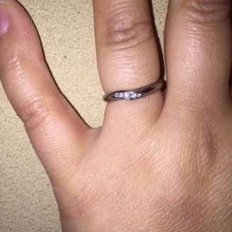 【ATTUNE(アテューン)】の口コミ 婚約指輪はなしで結婚指輪だけにしたのでシンプル過ぎ無いものそして傷がつ...