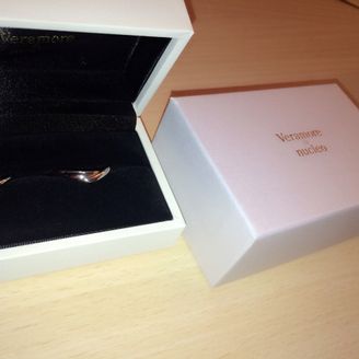 【Veramore(ヴェラモーレ)】の口コミ カーブがあり指が細く見えるデザインなのでとても気に入りました。女性の指...
