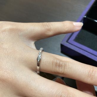 【Royal MarKiss(ロイヤル・マーキッス)】の口コミ 指輪のデザインが変わっており、ハーフエタニティの終始点にダイヤが付いて...