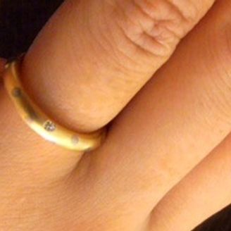 【ヒーミー(himie)】の口コミ 「ドットリング」という名の通り、ドットのデザインのリングです。土台部部...