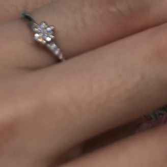 【サマンサシルヴァブライダル】の口コミ 真ん中に綺麗でかわいいダイヤモンドがついており、心から一目惚れに近いも...