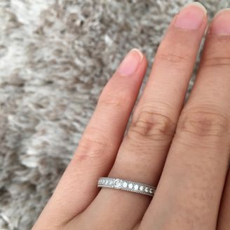 【et TOUJOURS(トゥージュール)】の口コミ ハーフエタニティの指輪で、半分だけストーンがついていてキラキラとしてい...