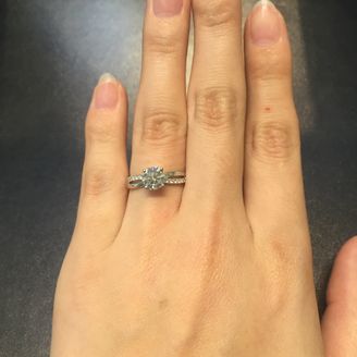 【デビアス(DE BEERS)】の口コミ インフィニティをかたどったデザイン。サイトの写真よりもアームは華奢に感...