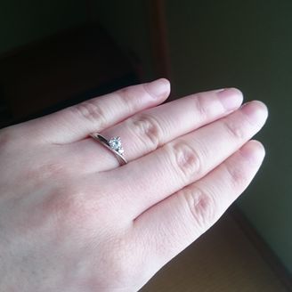 【Une Mariage(アンマリアージュ)】の口コミ 指輪が似合わない指なので、合うのもをいろいろ試着させてもらって、つけて...