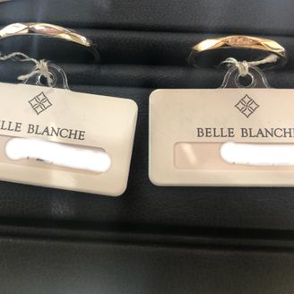 【BELLE BLANCHE(ベルブランシュ)】の口コミ ダイヤカットされており、角度によってキラキラと輝くところに惹かれました...